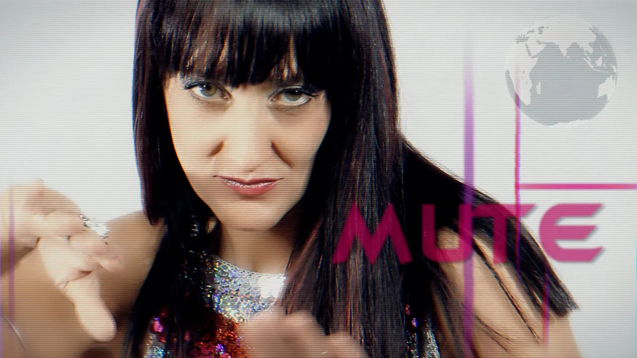Fotogramma dal videoclip di Ring Around the Rosie