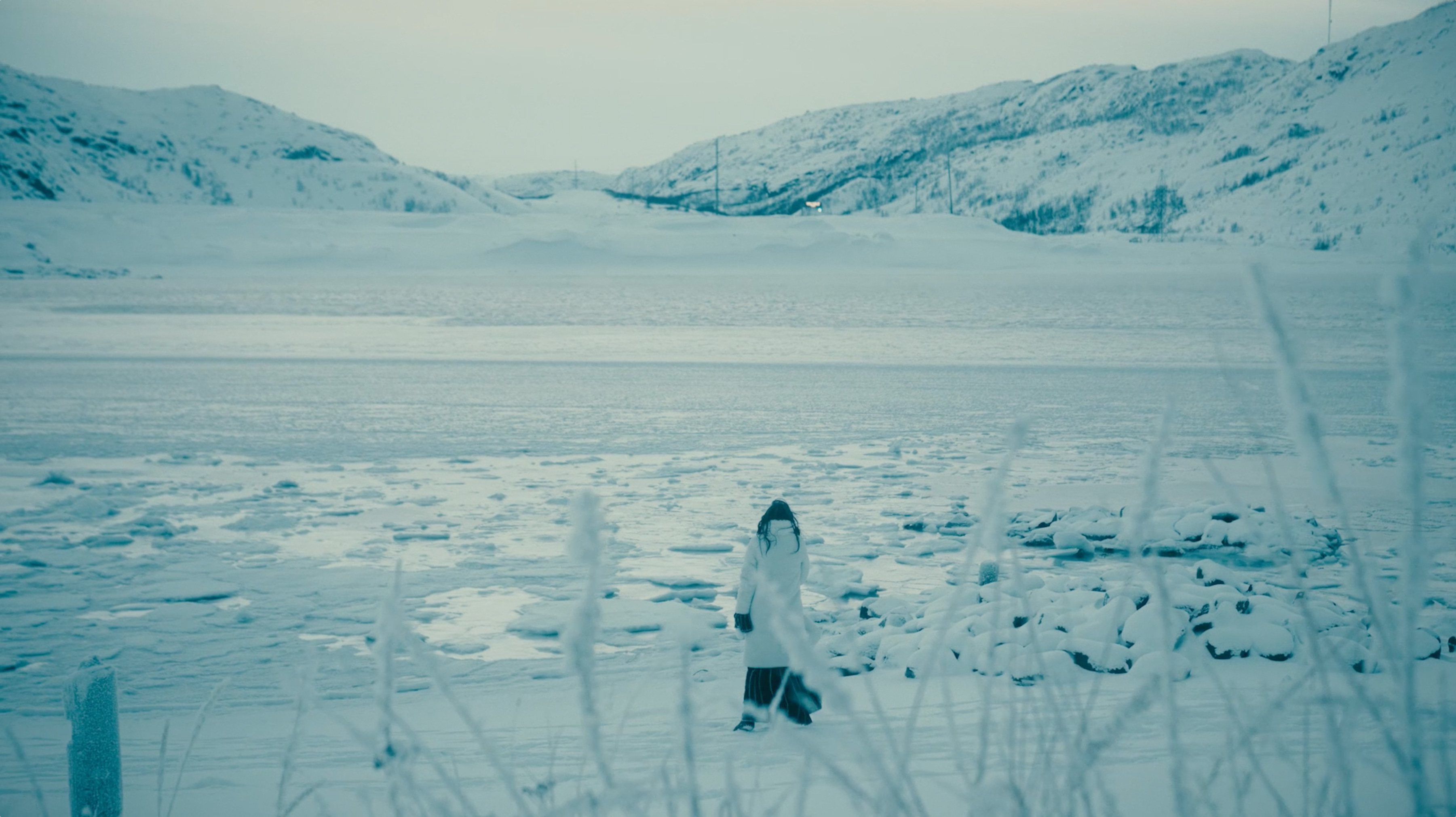 Fotogramma dal videoclip di Inverno, con Viola Valentino