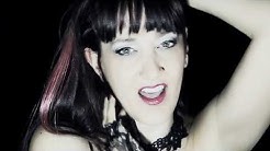 Fotogramma dal videoclip di Piccole Donne