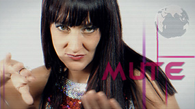Fotogramma dal videoclip di Ring Around the Rosie, prima versione